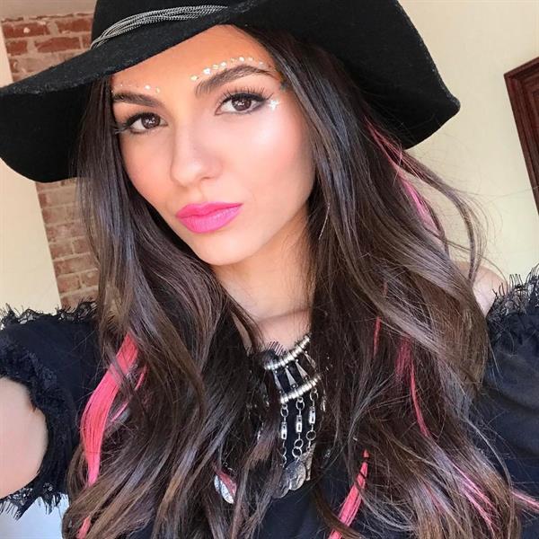 Victoria Justice taking a selfie