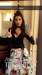 Victoria Justice taking a selfie