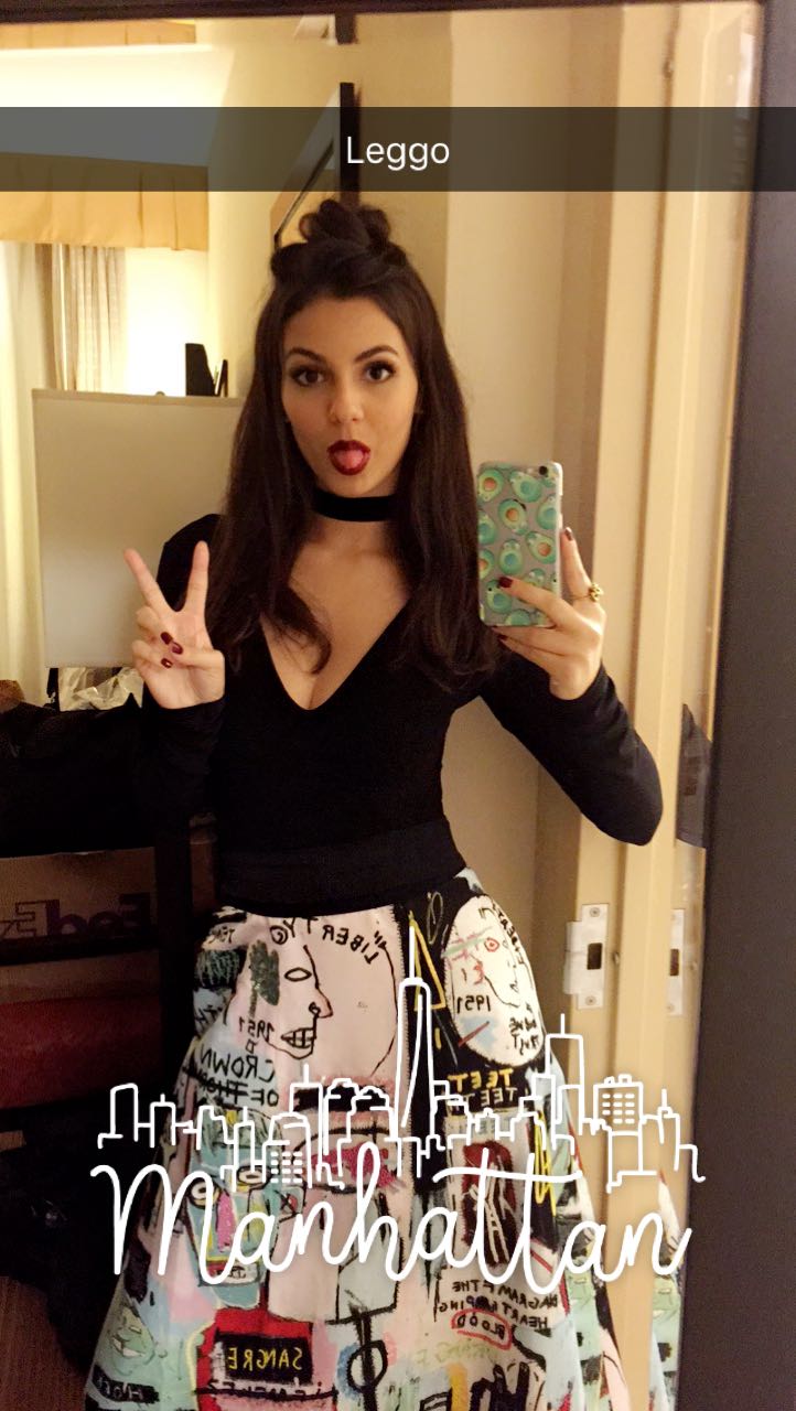 Victoria Justice taking a selfie