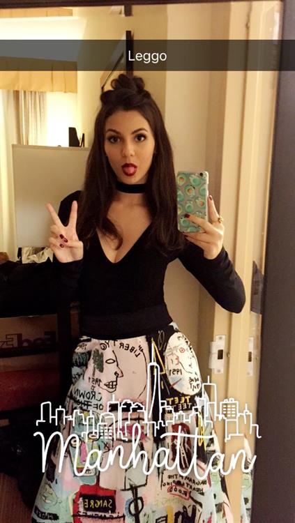 Victoria Justice taking a selfie