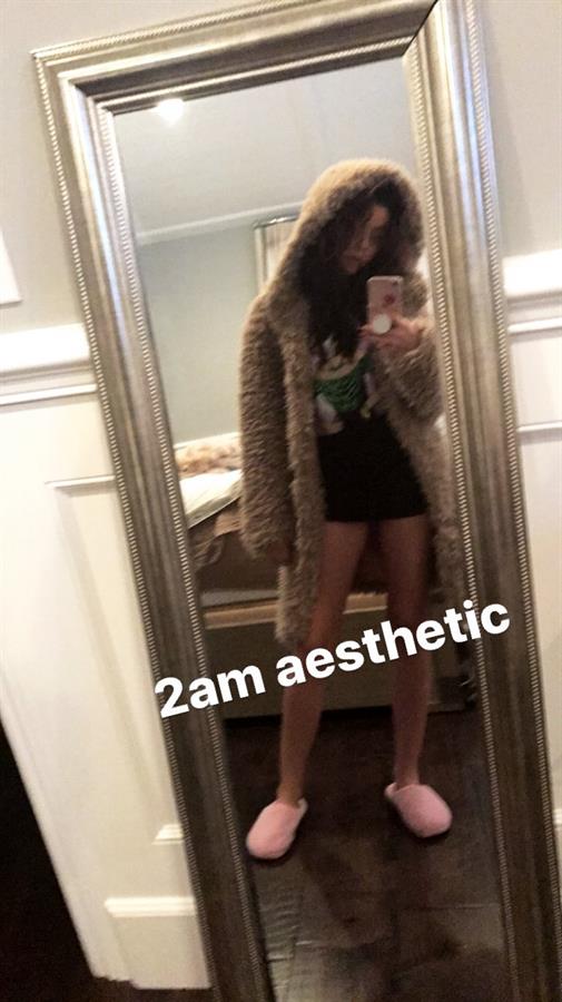 Sarah Hyland taking a selfie