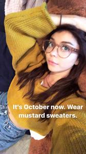 Sarah Hyland taking a selfie