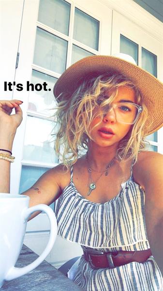 Sarah Hyland taking a selfie