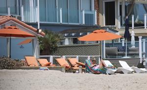 Nicky Hilton - Relaxes in the sun in Malibu (18.07.2013) 