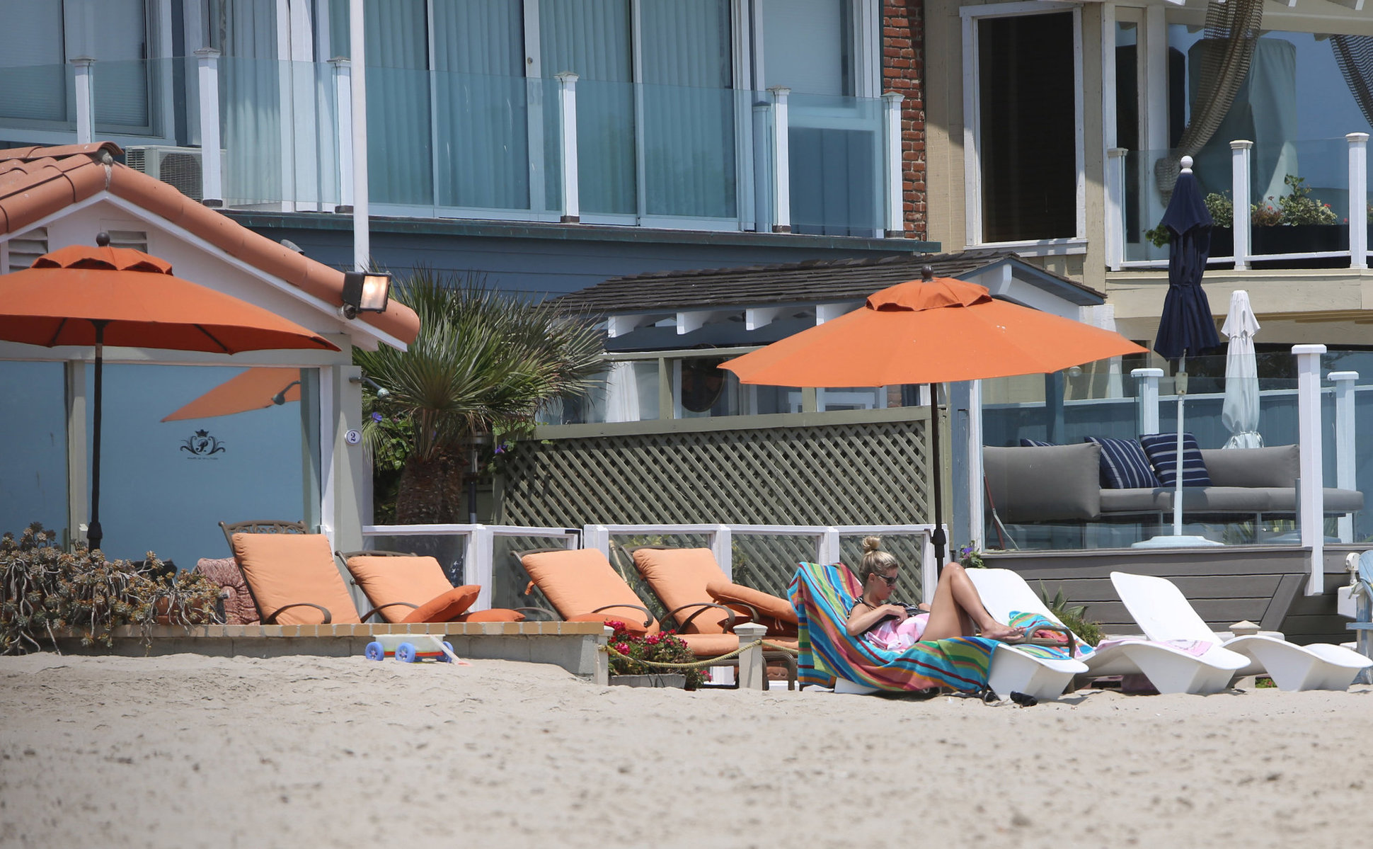 Nicky Hilton - Relaxes in the sun in Malibu (18.07.2013) 