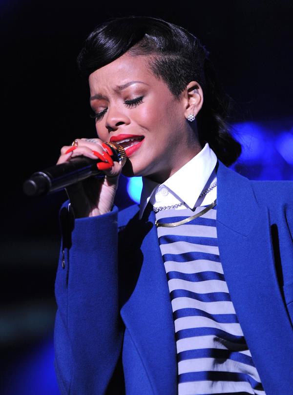 Rihanna Westfield Stratford Lights London Switch On - Performance (November 19, 2012) 