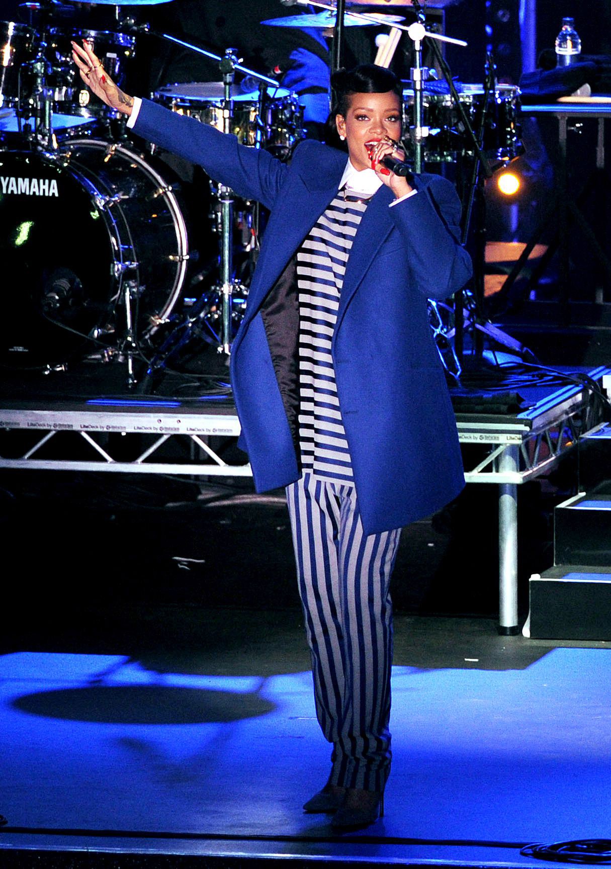 Rihanna Westfield Stratford Lights London Switch On - Performance (November 19, 2012) 