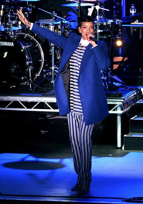 Rihanna Westfield Stratford Lights London Switch On - Performance (November 19, 2012) 
