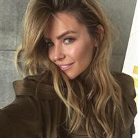 Jennifer Hawkins taking a selfie