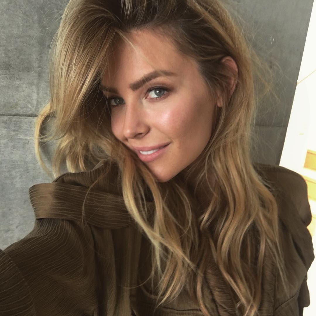 Jennifer Hawkins taking a selfie