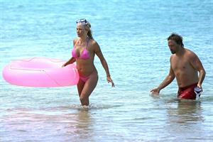 Pamela Anderson and e-husband Rick Salomon continue their Hawaiian vacation - August 15, 2013 