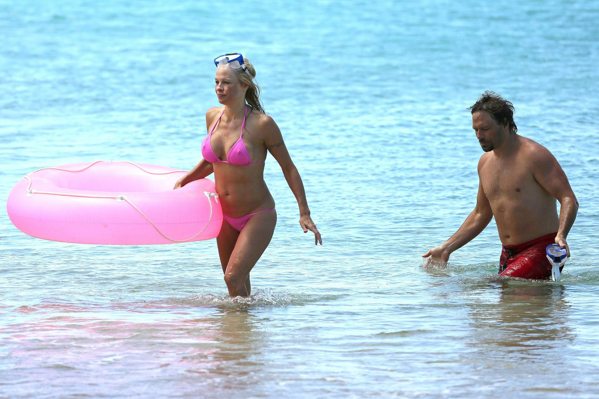Pamela Anderson and e-husband Rick Salomon continue their Hawaiian vacation - August 15, 2013 