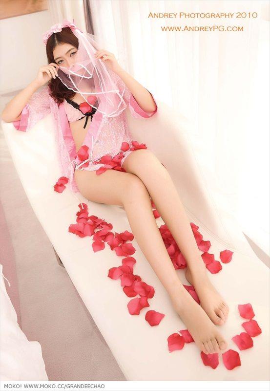 Chen Chao Zi in lingerie