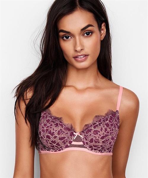 Gizele Oliveira in lingerie