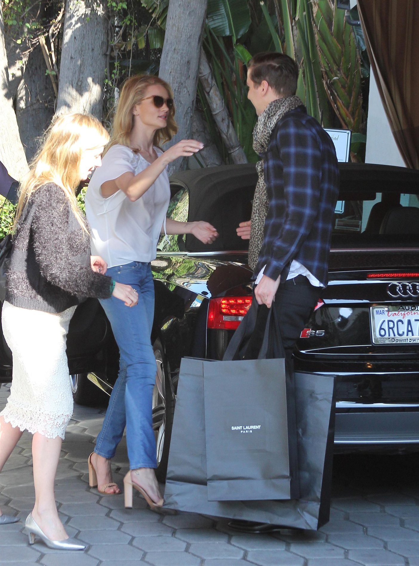 Rosie Huntington-Whiteley Pictures Rosie Huntington Whiteley - Running errands in West Hollywood (13.02.2013)