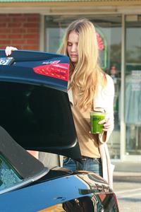 Rosie Huntington-Whiteley Whole Foods in Hollywood - November 3, 2012