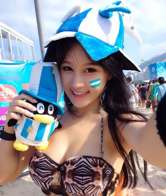Fan Ling in a bikini taking a selfie