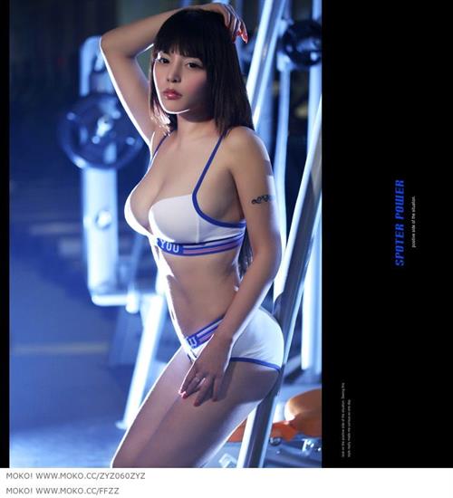 Feng Yu Zhi in lingerie