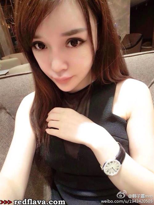 Han Zi Xuan taking a selfie