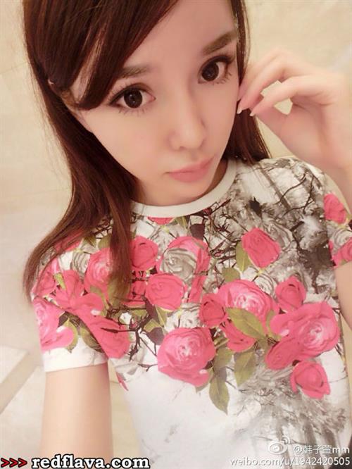 Han Zi Xuan taking a selfie