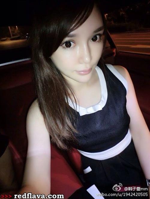 Han Zi Xuan taking a selfie