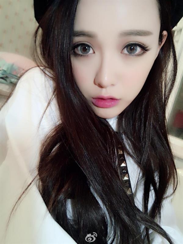 Huang Yi Lin taking a selfie