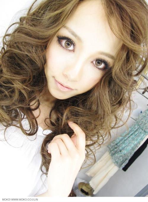 Huang Yi Lin taking a selfie