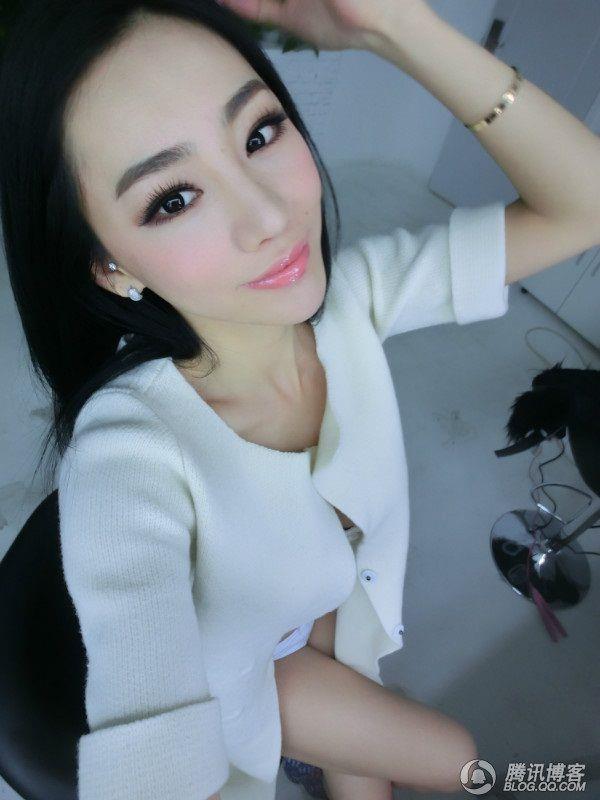 Jin Mei Xin taking a selfie