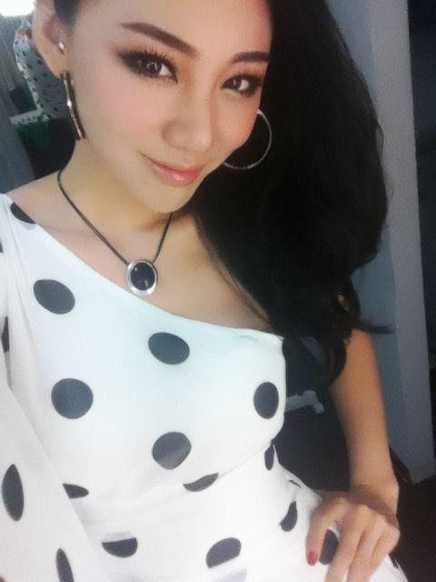 Jin Mei Xin taking a selfie