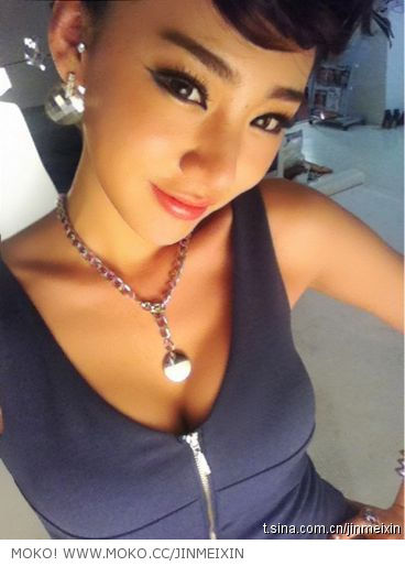 Jin Mei Xin taking a selfie