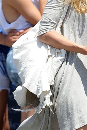 AnnaLynne McCords dress blew up to reveal her underwear in Venice, August 20, 2014