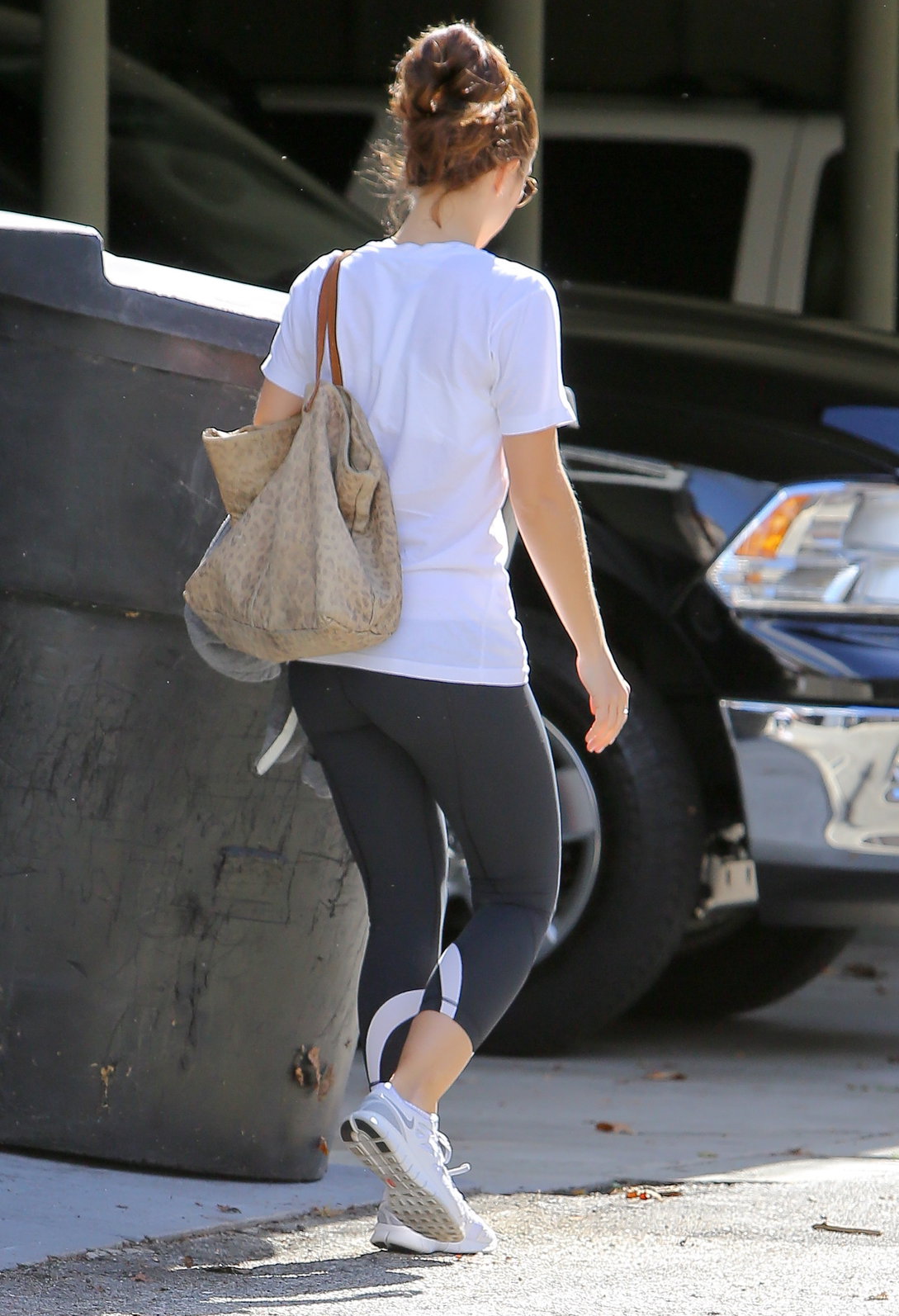 Minka Kelly at Earthbar in West Hollywood 11/9/12