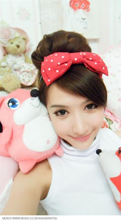 Zhang Wanyou taking a selfie