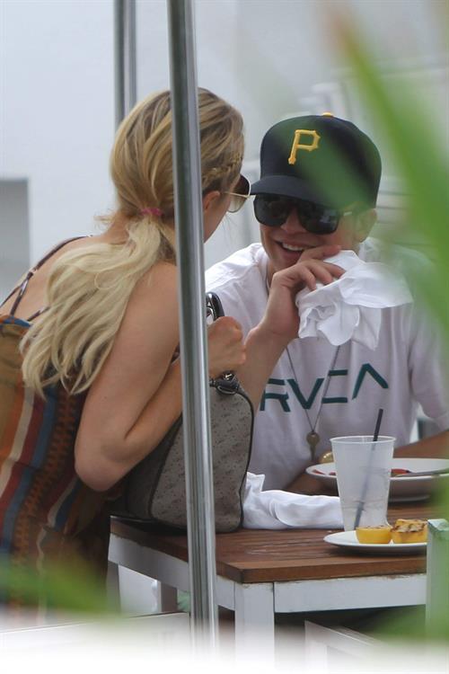 Paris Hilton lunch in Miami December 10-2012  