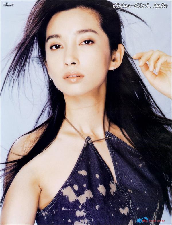 Li Bingbing taking a selfie