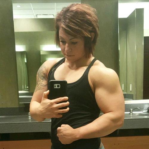 Lauren Hanford taking a selfie