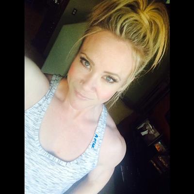 Amanda Michelle Folstad Ptak taking a selfie