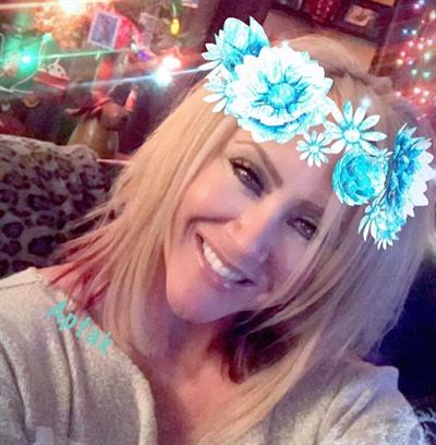 Amanda Michelle Folstad Ptak taking a selfie