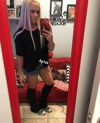 Amanda Michelle Folstad Ptak taking a selfie