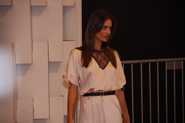Alessandra Ambrosio Colcci fashion show red carpet January 30, 2011
