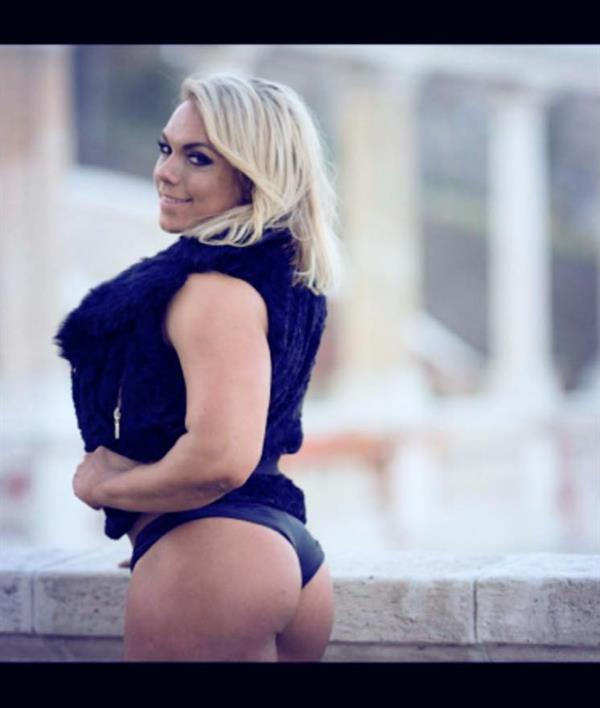 Minna Pajulahti in a bikini - ass