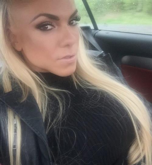 Minna Pajulahti taking a selfie