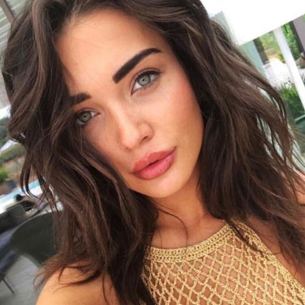 Amy Jackson taking a selfie