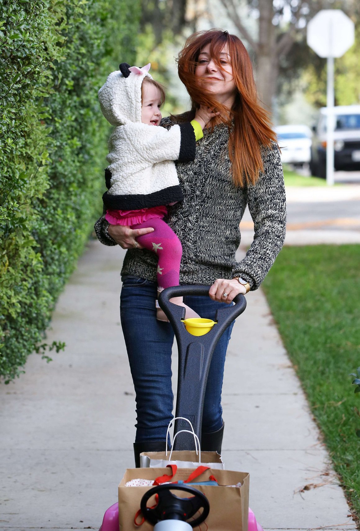 Alyson Hannigan Hangs out with her daughter in Los Angeles (November 22, 2013) 