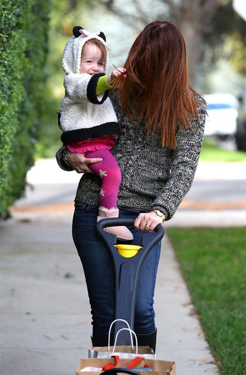 Alyson Hannigan Hangs out with her daughter in Los Angeles (November 22, 2013) 