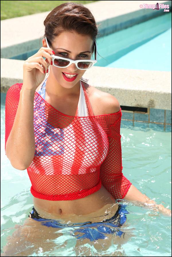 Holly Peers in a USA bikini getting topless in the pool