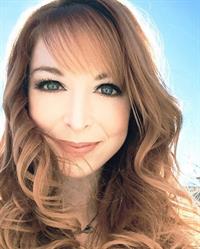 Lisa Foiles taking a selfie
