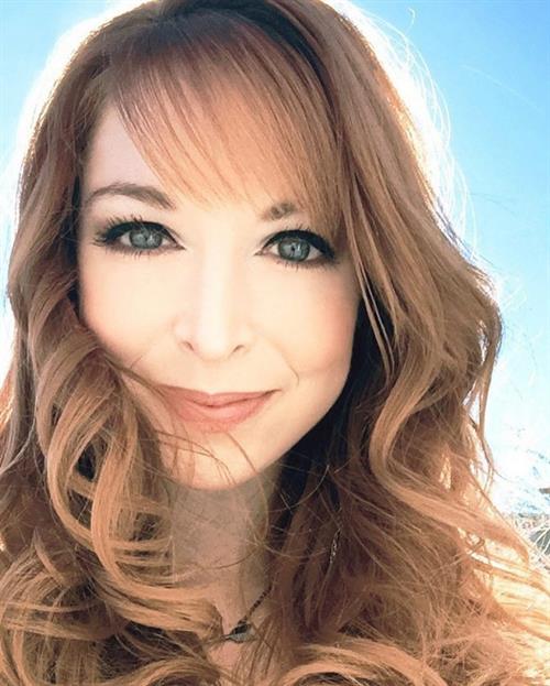 Lisa Foiles taking a selfie
