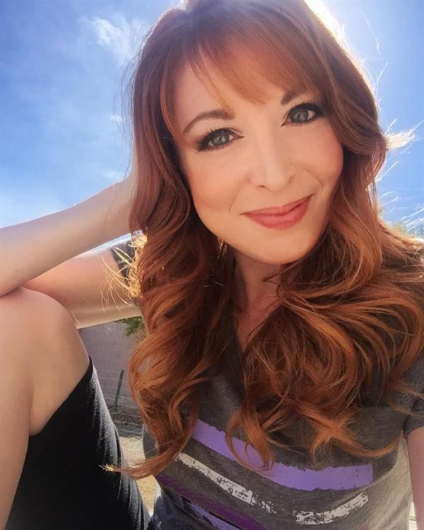 Lisa Foiles taking a selfie