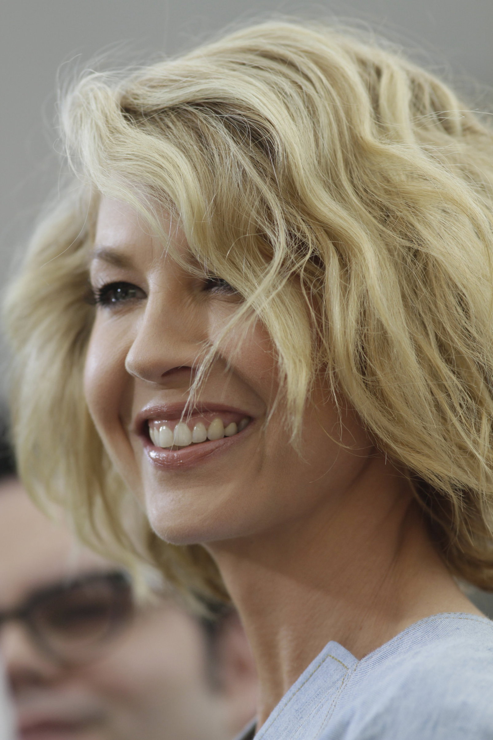 Jenna Elfman - On the set of Extra at The Grove in Los Angeles on February 14, 2013